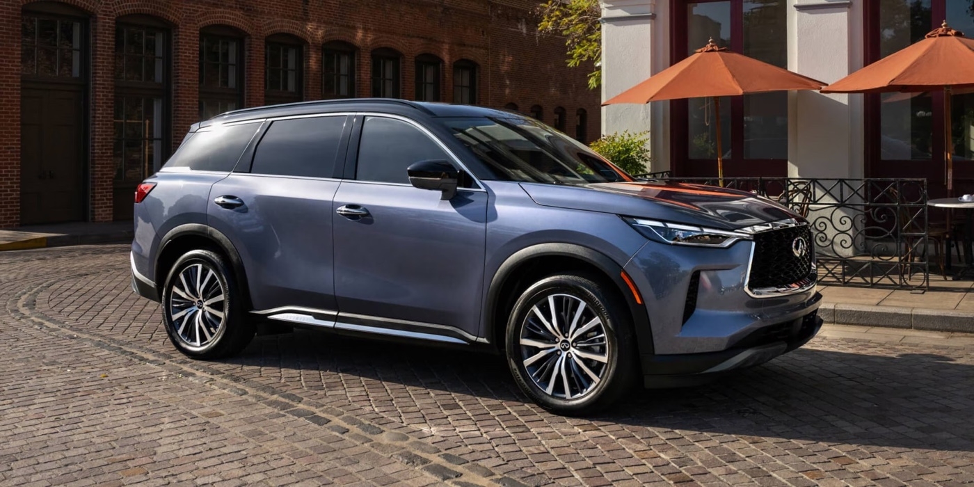 Infiniti QX60 2025 stationné devant un café, VUS de luxe familial et fiable.