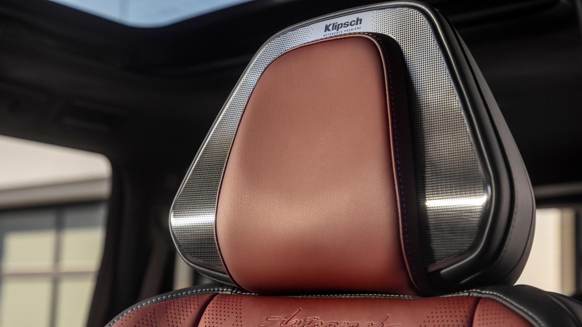 En matière de technologies haut de gamme, la cerise sur le sundae est sans contredit le système de son Klipsh DJX 3D Surround à 24 haut-parleurs dont deux se situent dans chaque appuie-tête des sièges avant. Ceux-ci vous donnent l’impression de vous trouver dans une salle de concert lorsque vous écoutez votre musique, mais permettent aussi de prendre vos appels en mode mains libres sans couper la musique dans les haut-parleurs de vos passagers.